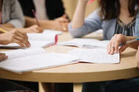 No post de hoje vamos aprender como e quando devemos utilizar os artigos indefinidos A x AN. Confira e aprenda mais essa!